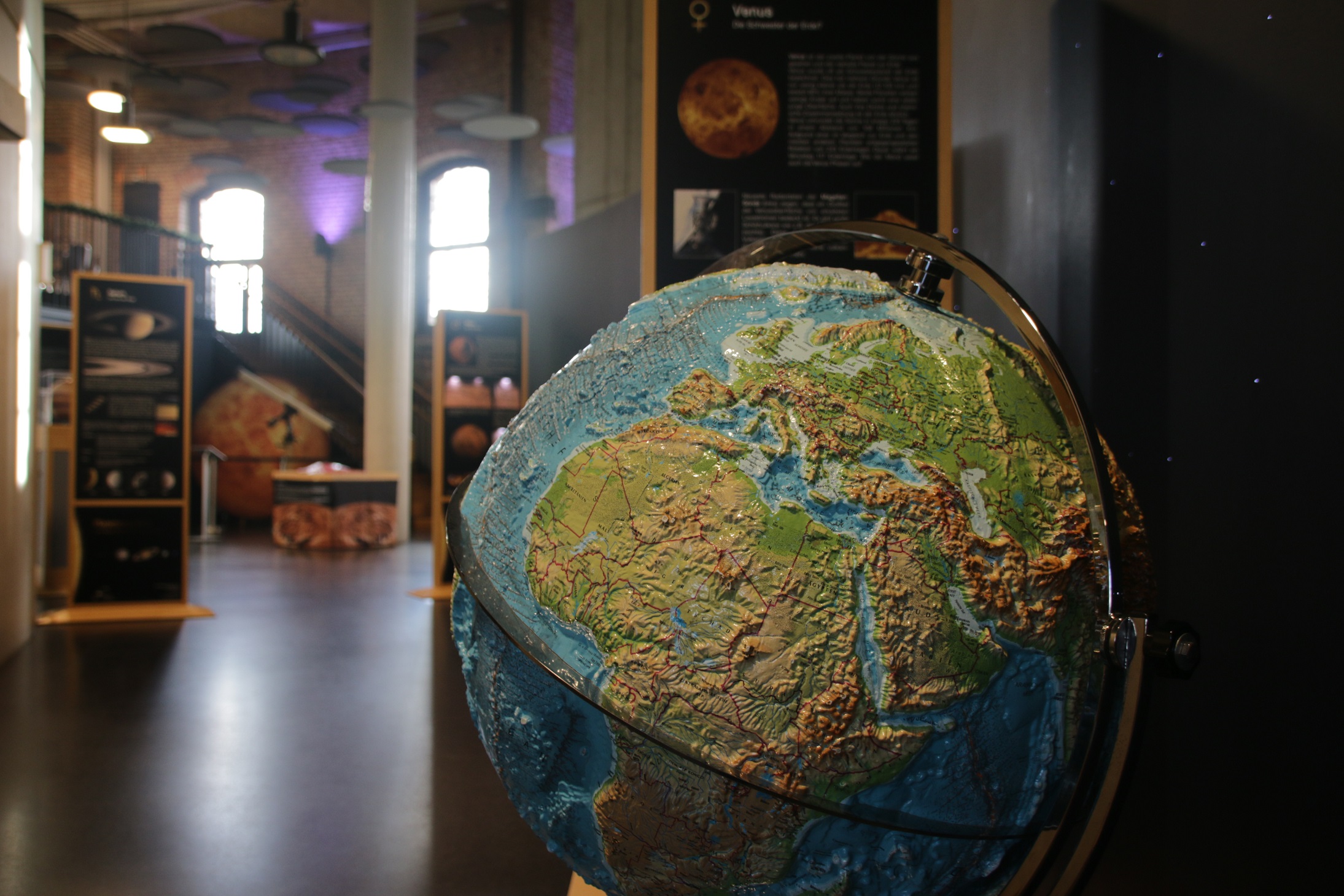 Tastbarer Erdglobus im Foyer des Planetariums Halle