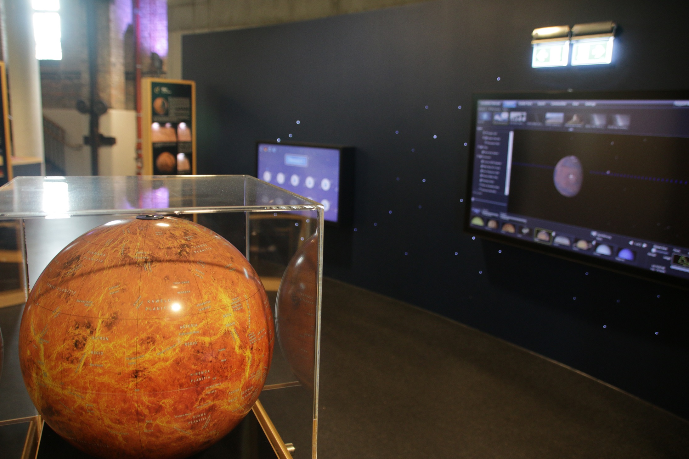 Venusglobus im Foyer des Planetariums Halle